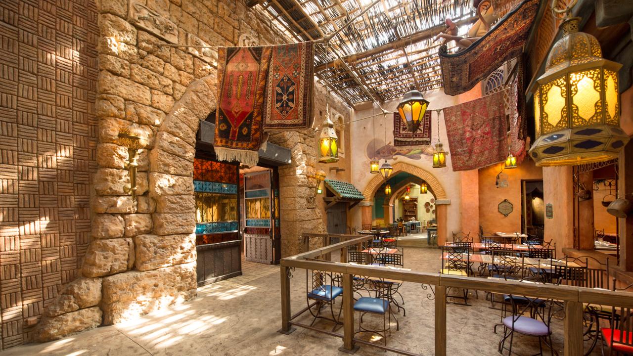 LE RESTAURANT AGRABAH CAFE DE DISNEYLAND PARIS.