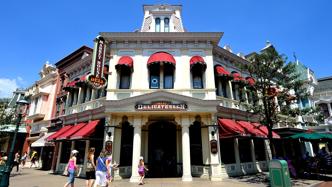 LE RESTAURANT RAPIDE (FAST FOOD) LE MARKET HOUSE DELI OU DELICATESSEN.