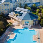 LA PISCINE DU DISNEY NEWPORT BAY CLUB.