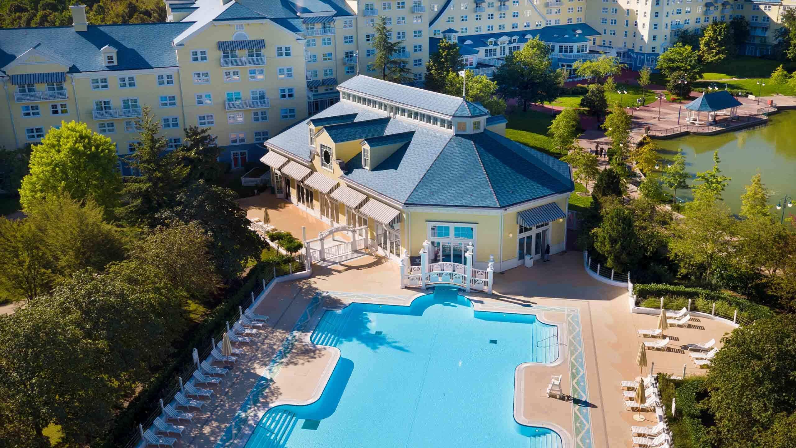 LA PISCINE DU DISNEY NEWPORT BAY CLUB.