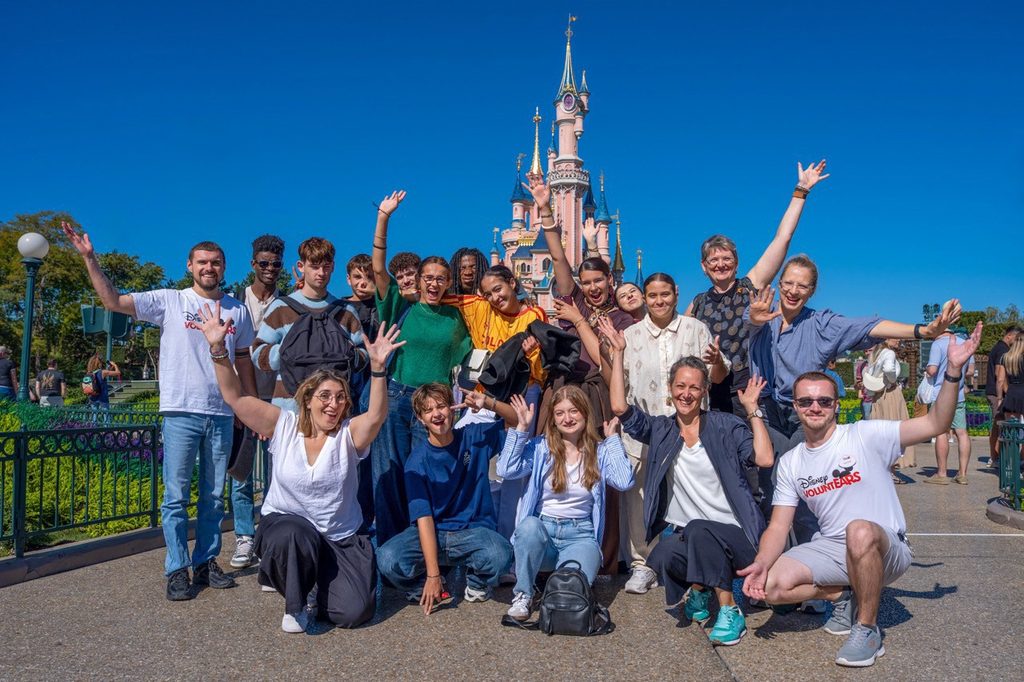 Jeunes de l'INJS, VoluntEARS devant le château de la Belle au Bois Dormant
