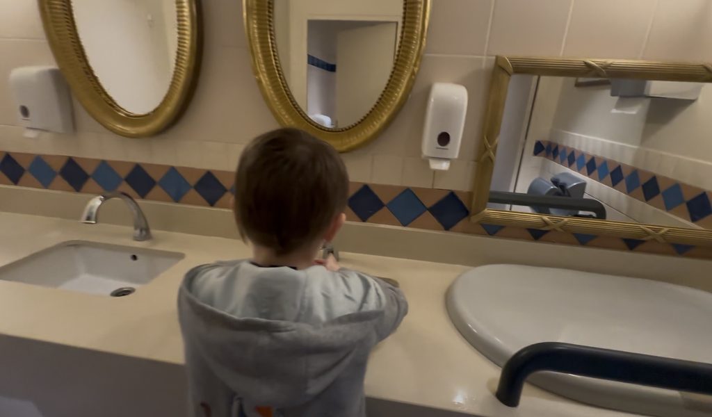 Toilettes dans l'hôtel Disney Newport Bay Club