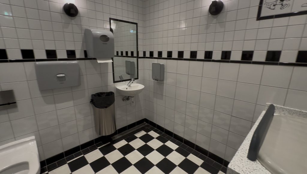 wc vue intégrale dans le baby care center à disney adventure world