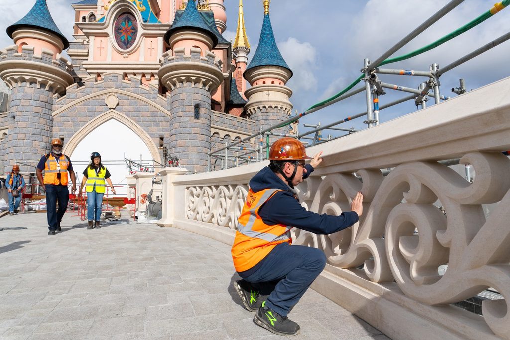 décoration sur le pont du château