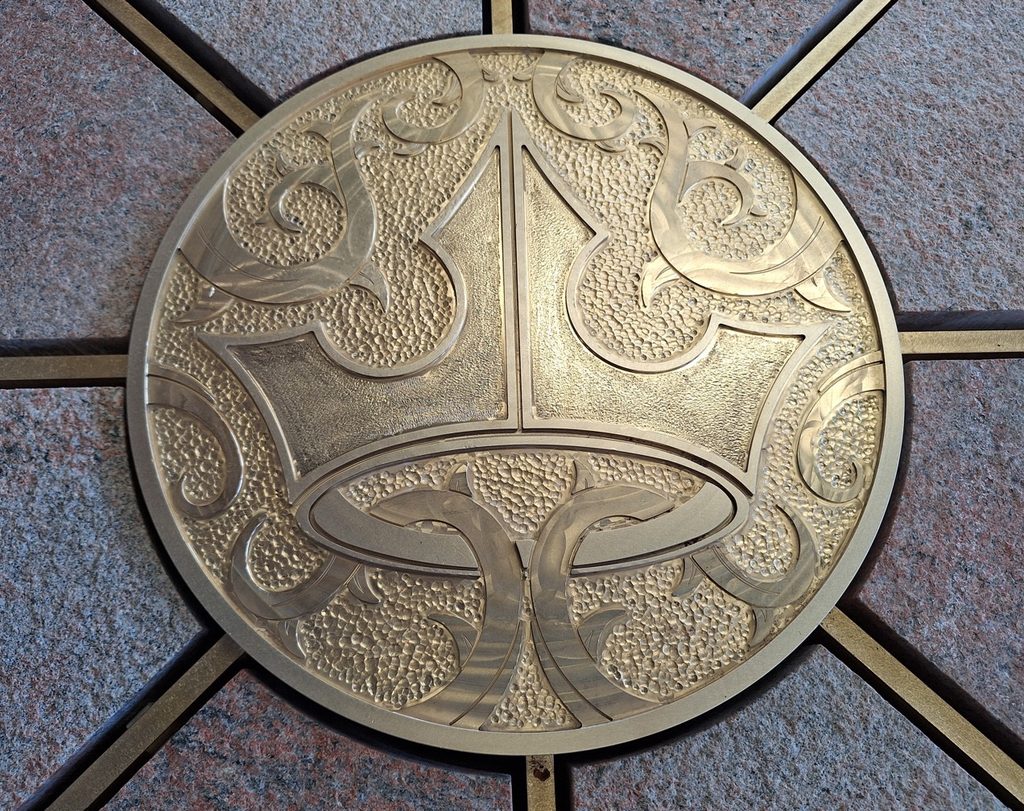 médaillon en laiton avec couronne de la princesse Aurore et ronce de Maléfique